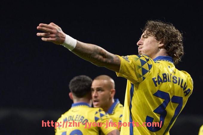 jiuyou九游娱乐-世俱杯比赛中球员传中准确率分析及边路战术执行效果