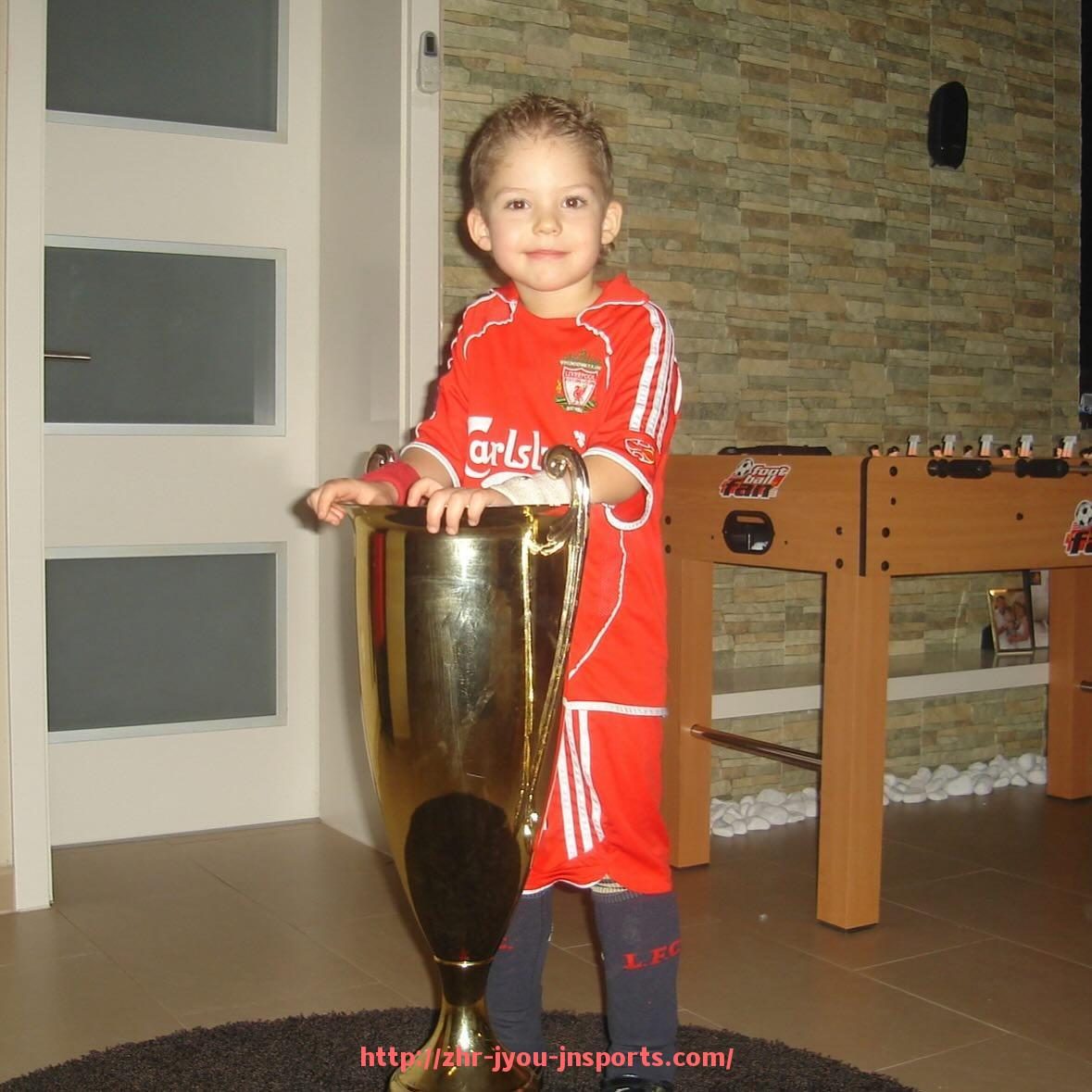 jiuyou九游娱乐-黄金时代的尾声：2007西甲见证小罗最后的魔法